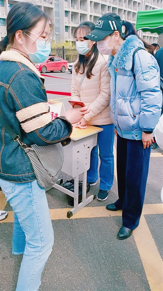 返校学生出示彭城码