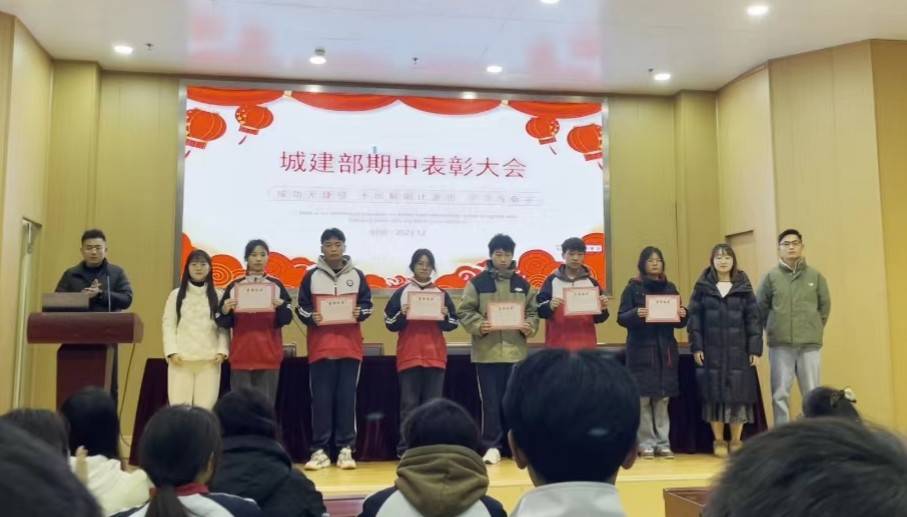 人们在看台上的人在房间里&#xA;&#xA;中度可信度描述已自动生成