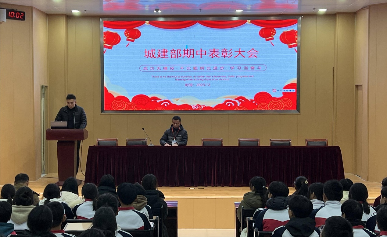 一群人在台上演讲&#xA;&#xA;描述已自动生成