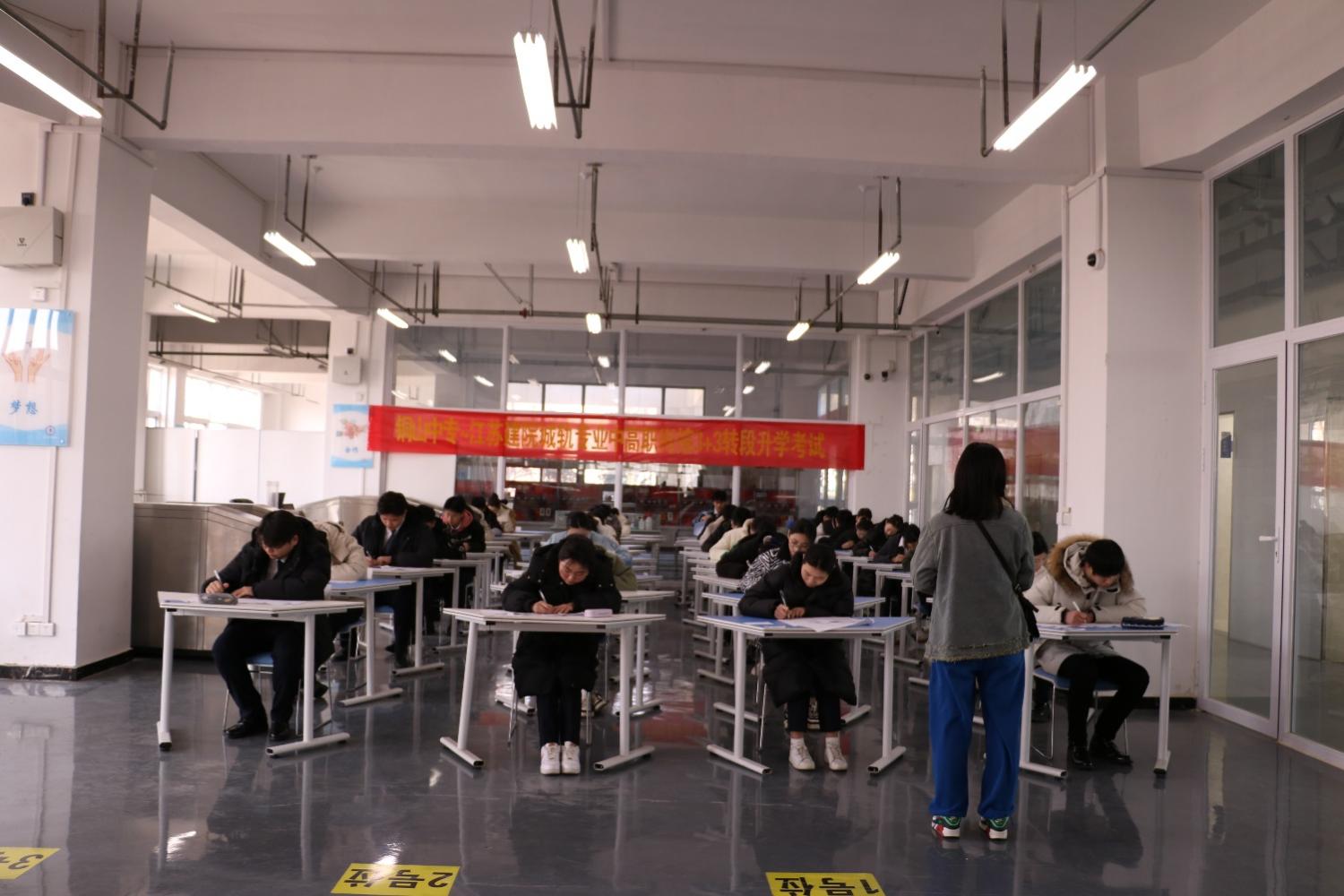 一群人在餐厅里&#xA;&#xA;中度可信度描述已自动生成