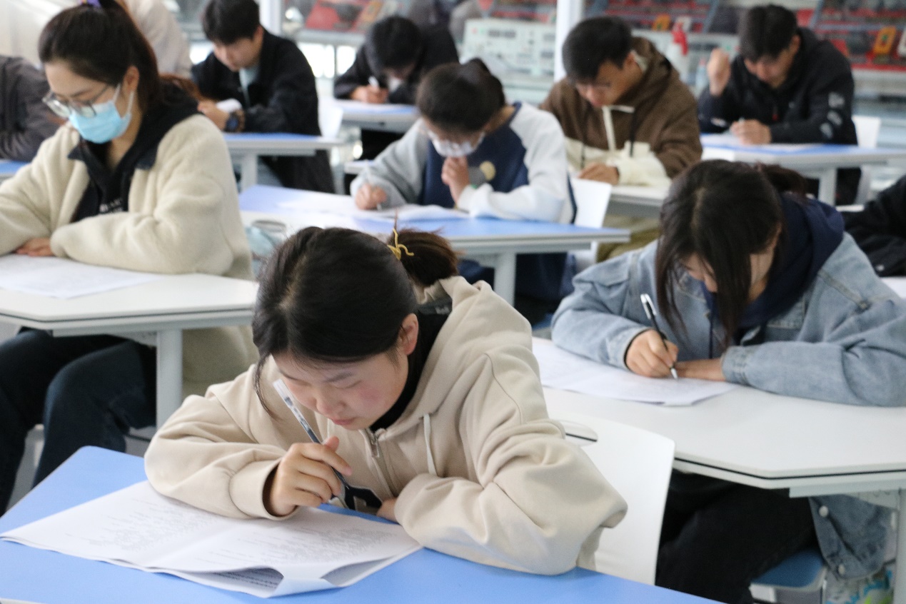 人们在桌子边&#xA;&#xA;描述已自动生成