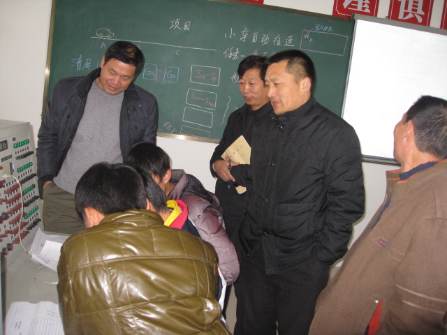 学校领导看学生操作