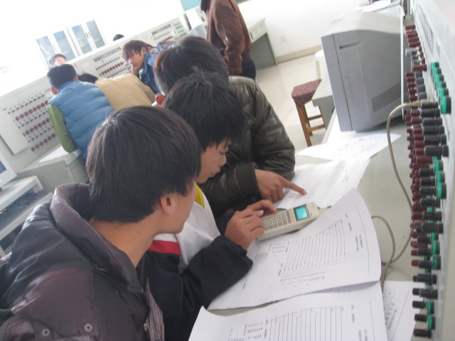 学生细致测量