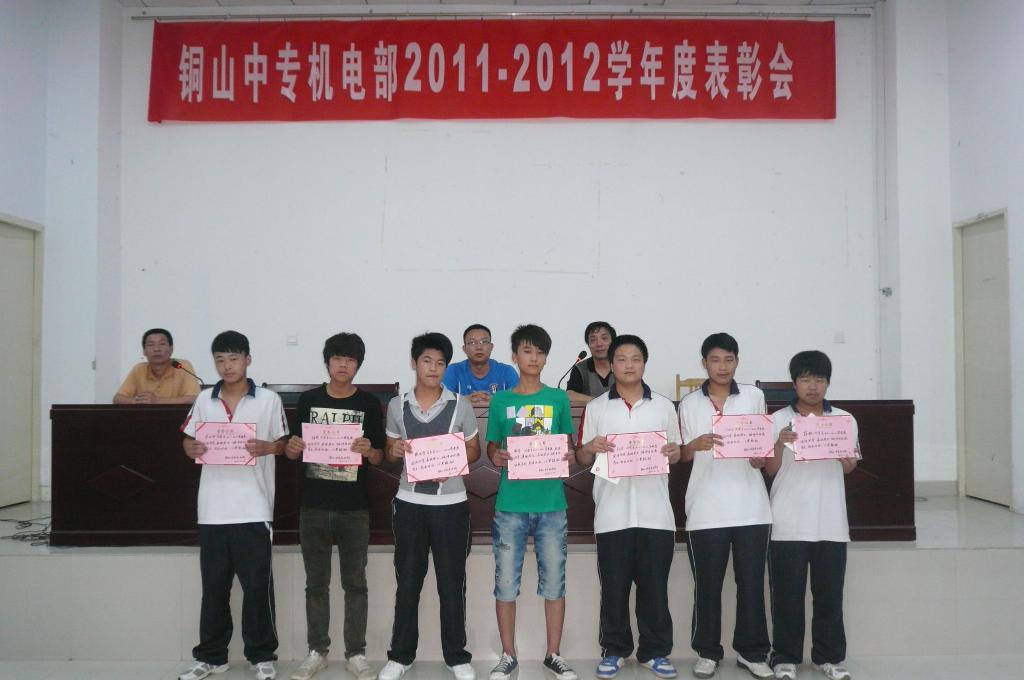 学生上台领奖
