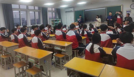 会议室里的人们&#xA;&#xA;描述已自动生成