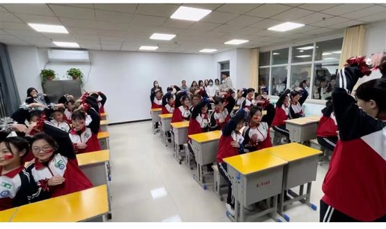人们在看台上的人在房间里&#xA;&#xA;中度可信度描述已自动生成