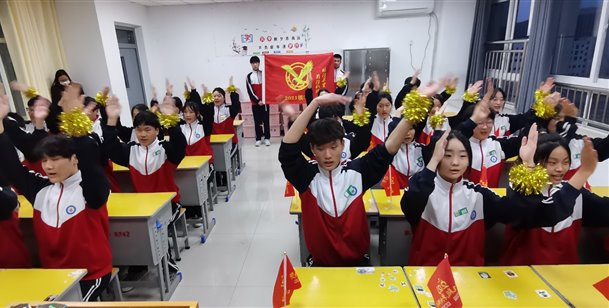 一群人站在桌子边&#xA;&#xA;描述已自动生成