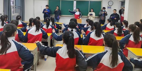 会议室里的人们&#xA;&#xA;描述已自动生成