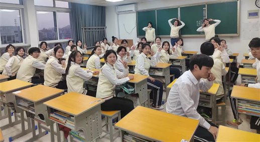 会议室里的人们&#xA;&#xA;描述已自动生成