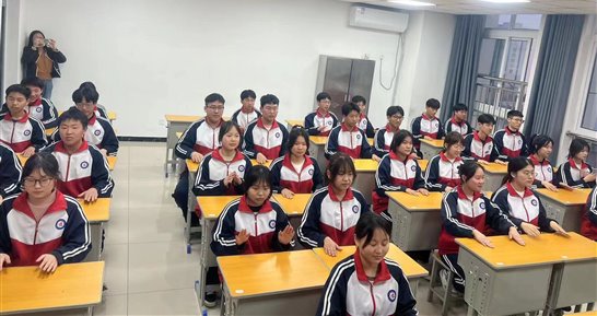 人们在看台上&#xA;&#xA;中度可信度描述已自动生成