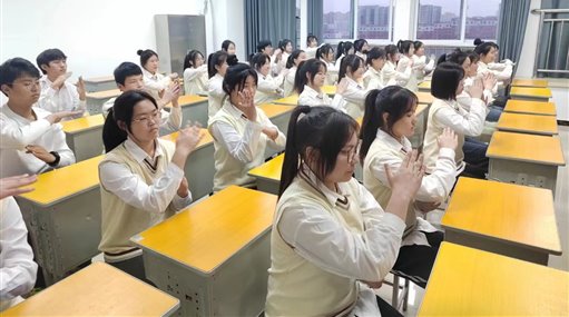 会议室里的人们&#xA;&#xA;描述已自动生成