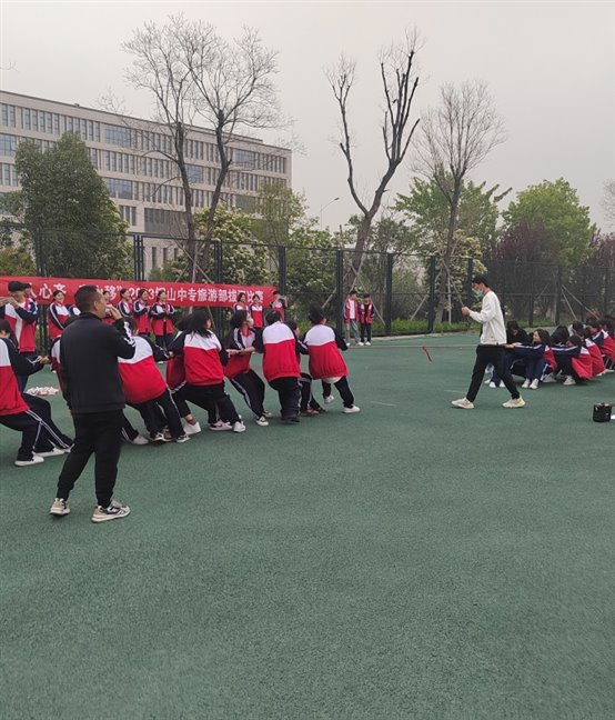一群人在公园里&#xA;&#xA;描述已自动生成