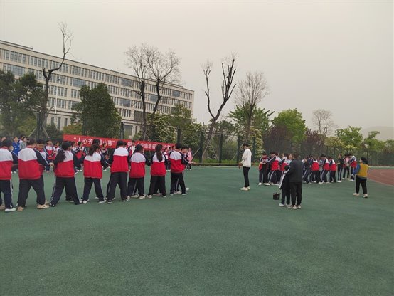 一群人站在草地上&#xA;&#xA;描述已自动生成