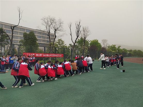 一群人站在草地上&#xA;&#xA;描述已自动生成