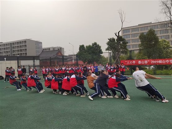 一群人在草地上奔跑&#xA;&#xA;描述已自动生成
