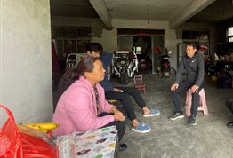 一群人站在室内&#xA;&#xA;中度可信度描述已自动生成