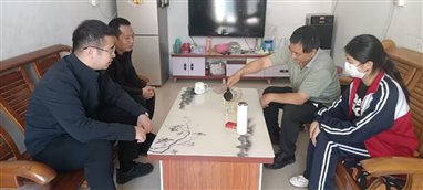 几个人在桌子旁&#xA;&#xA;中度可信度描述已自动生成
