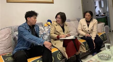 图片包含 人, 室内, 男人, 桌子&#xA;&#xA;描述已自动生成