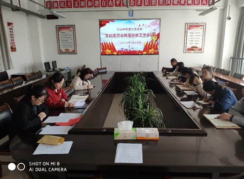 图片包含 室内, 桌子, 人, 食物&#xA;&#xA;描述已自动生成