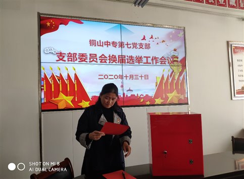 图片包含 女人, 男人, 站, 前&#xA;&#xA;描述已自动生成