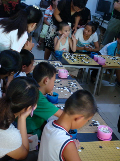 指导孩子下棋.JPG