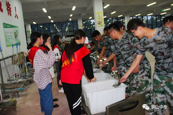 说明: https://mmbiz.qpic.cn/mmbiz_png/QsAtBZK3tiaibElbXzIDvXh5QickL7ibUaFDrrJaxPl7Aoml44xVHx8ShDKYDtibEuAhEhEuKc8X7Y2ibW58B7GSqSmQ/640?wx_fmt=png