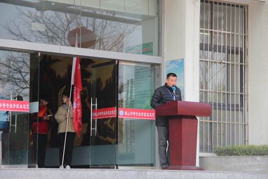 说明: 学雷锋志愿服务活动启动仪式 ——孟振中校长做启动仪式发言.JPG