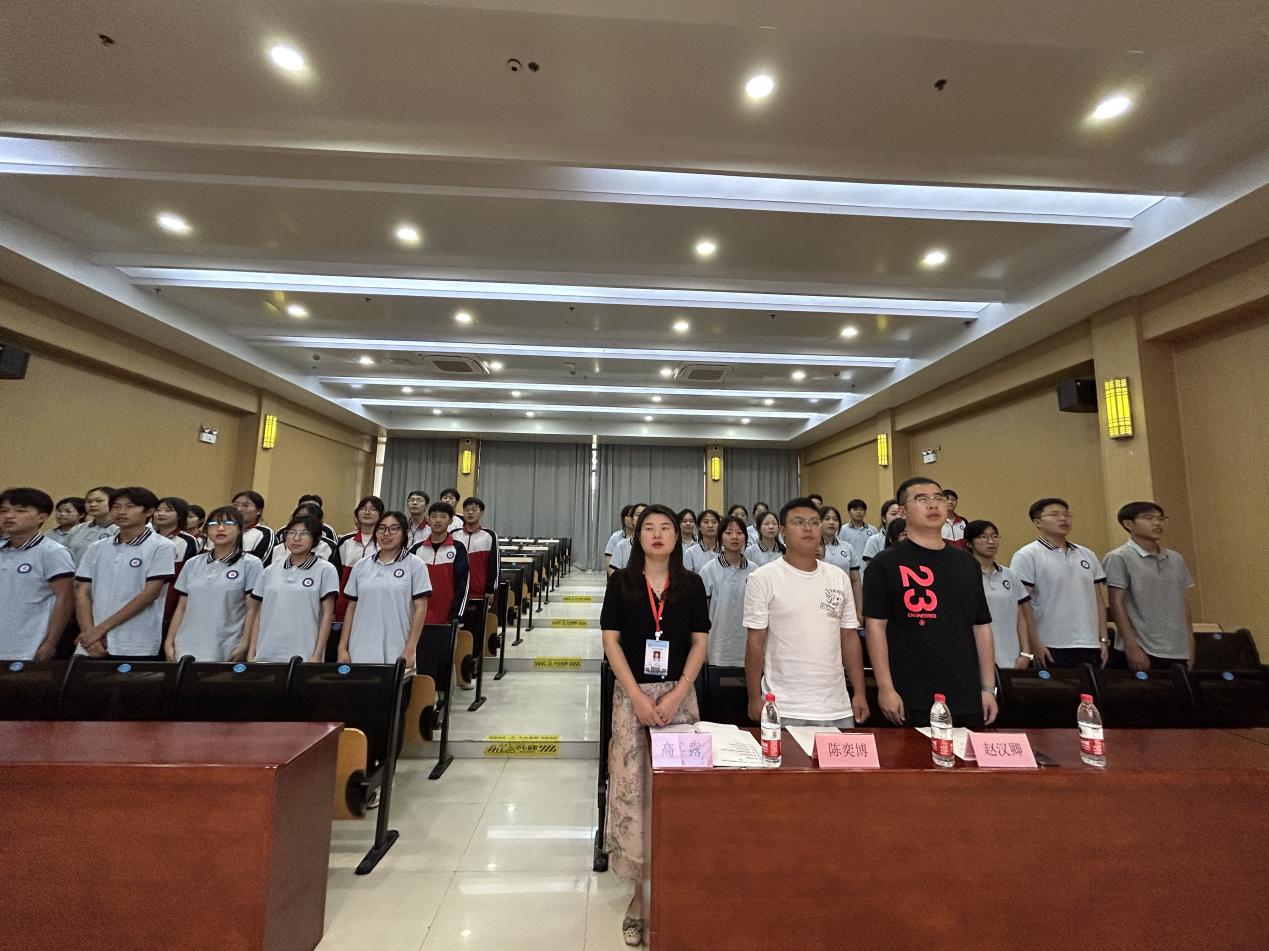 2师生齐唱国歌