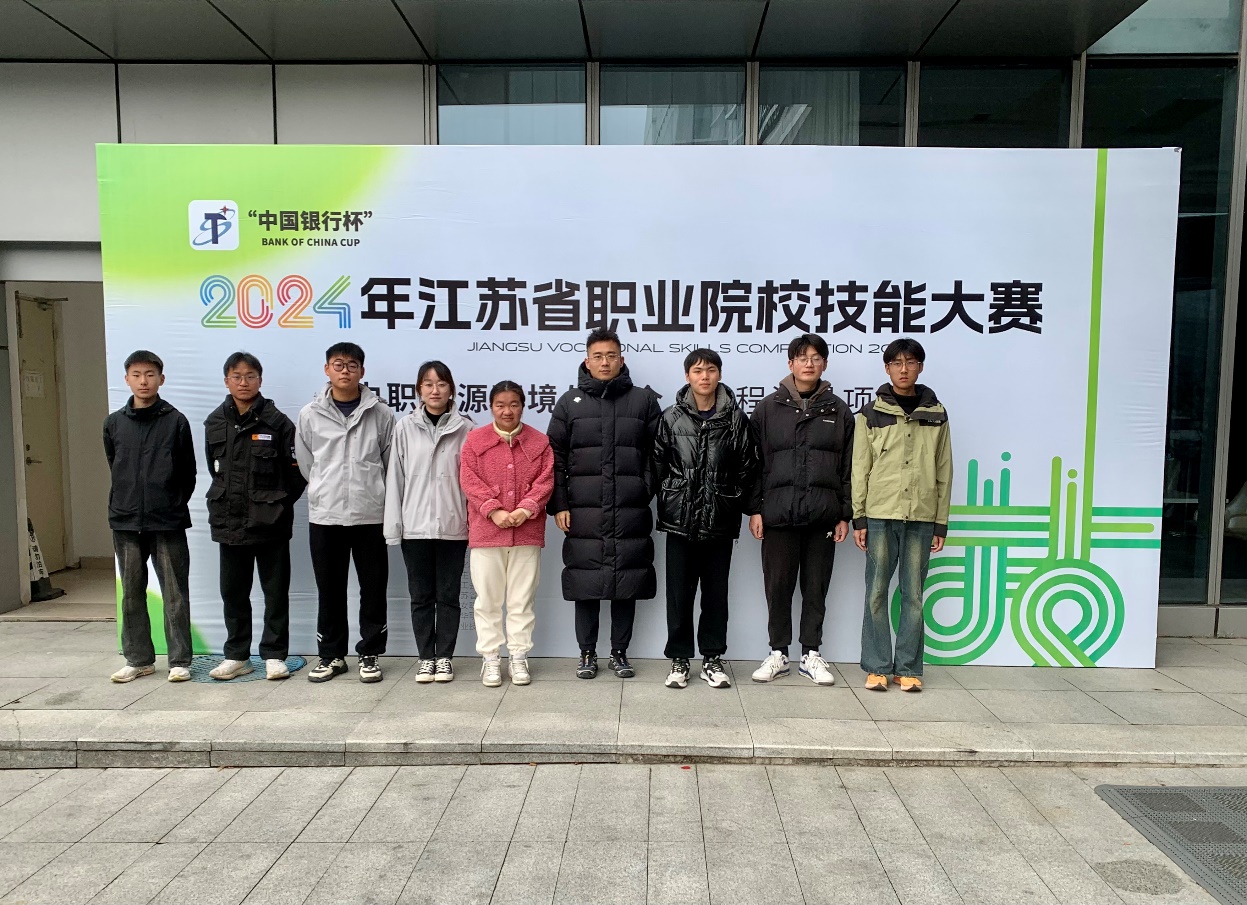一群人站在壁报板前拍照&#xA;&#xA;描述已自动生成