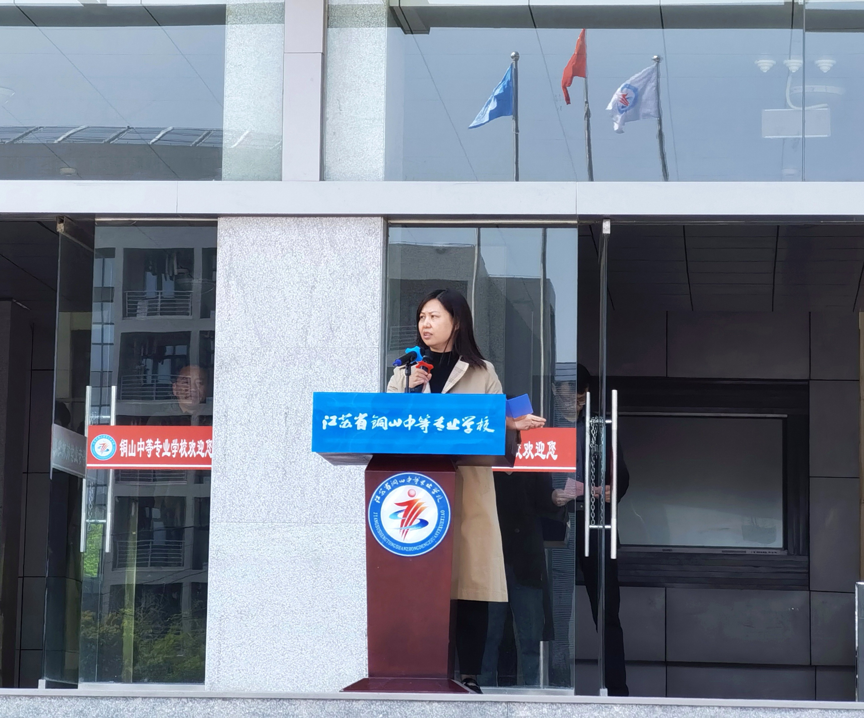 李芳